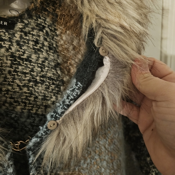 Boston Proper Plaid Faux Fur Fringe Poncho One Size - Picture 3 of 5